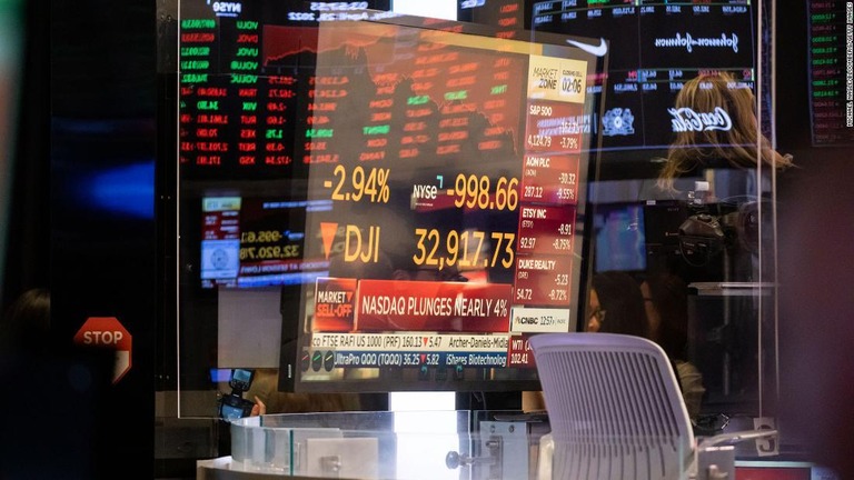 ニューヨーク証券取引所の株価情報の表示＝４月２９日/Michael Nagle/Bloomberg/Getty Images
