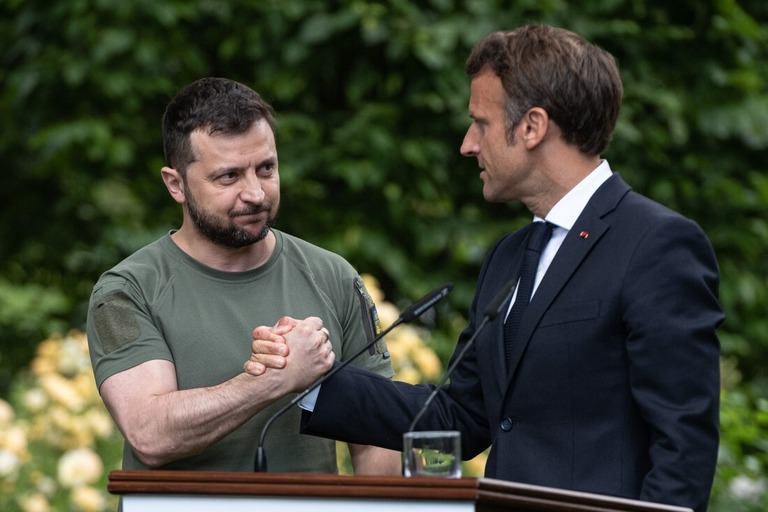 ウクライナのゼレンスキー大統領（左）とフランスのマクロン大統領/Alexey Furman/Getty Images