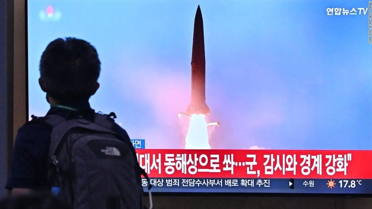 駅構内で北朝鮮の弾道ミサイル発射のニュースを見る人＝９月２９日、韓国・ソウル/Jung Yeon-je/AFP/Getty Images