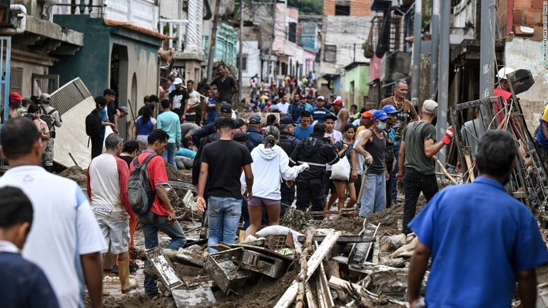 被害を受けた家々の間を歩く住民＝９日/Yuri Cortez/AFP/Getty Images