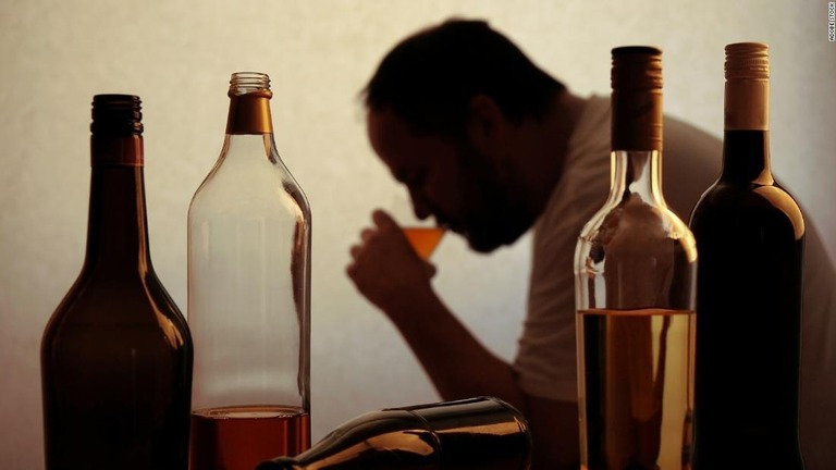米国で２０１５～１９年に死亡した２０～４９歳のうち５人に１人が過剰な飲酒が原因だとする調査結果が発表された/Adobe Stock