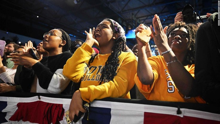 中間選挙の前日、米メリーランド州のボウイー州立大学で民主党の集会に参加する人々/Mandel Ngan/AFP/Getty Images
