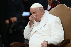 ローマ教皇、ウクライナ戦争に触れ声詰まらせ涙流す