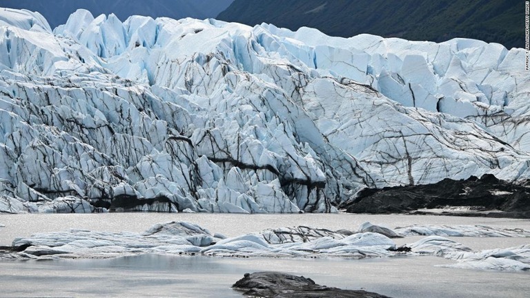 最大で半分の世界の氷河が今世紀内に失われる恐れがあるとする研究結果が報告された/Patrick T. Fallon/AFP/Getty Images