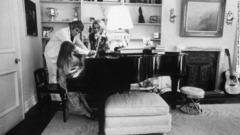 娘のニッキーさんがピアノを弾くのを見るバカラックさんとディキンソンさん＝１９７４年
