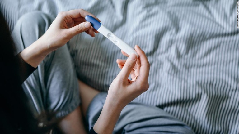 妊娠検査の結果を確認する女性/d3sign/Moment RF/Getty Images