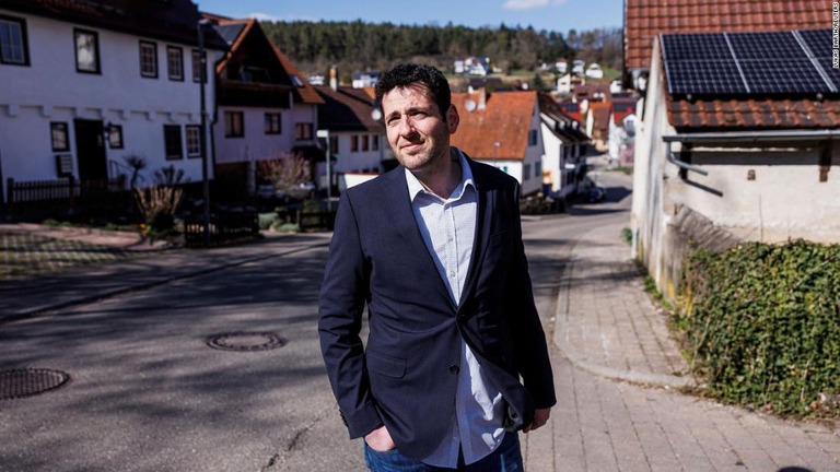独バーデン・ビュルテンベルク州オステルスハイムの次期市長に選出されたリヤン・アルシェブル氏/Lukas Barth/Reuters