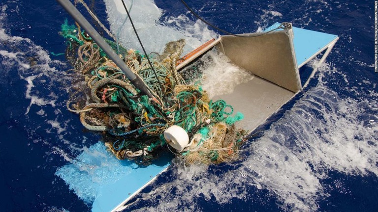 ２０１８年に太平洋ゴミベルトから引き上げられた網やロープ、プラスチックごみなど/Handout/The Ocean Cleanup/EPA-EFE/Shutterstock