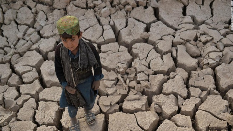 乾燥した土地に立つ子ども＝２０２１年１０月、アフガニスタン・バドギス州バーラーモルガーブ地区/Hoshang Hashimi/AFP/Getty Images