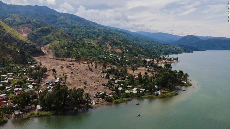 洪水と地滑り被害の空撮写真＝９日、コンゴ民主共和国・南キブ州/STR/EPA-EFE/Shutterstock