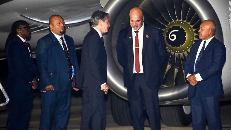 パプアニューギニアのマラペ首相の出迎えを受けるブリンケン米国務長官＝２１日、ポートモレスビー/Andrew Kutan/AFP/Getty Images