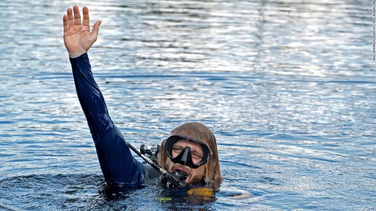 １００日間の滞在を終えて水面に浮かび上がったジョセフ・ディトゥリ博士＝９日/Andy Newman/Florida Keys News Bureau/AP