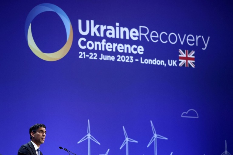 ウクライナ復興会議で発言する英国のスナク首相＝２１日/Henry Nicholls/Poo//Reuters