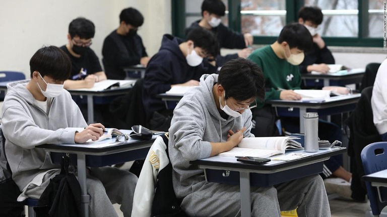 「大学修学能力試験」を受ける学生ら＝２０２２年１１月、韓国ソウル/Chung Sung-Jun/AFP/Getty Images