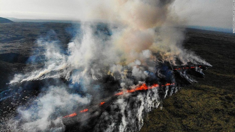 小規模な噴火で煙が立ち上るアイスランドのリトリ・フルトゥル山/Kristinn Magnusson/AFP/Getty Images