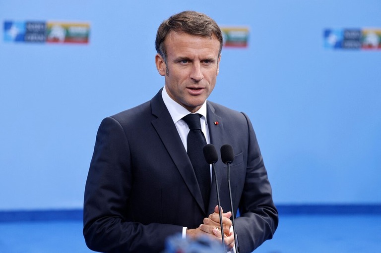 ＮＡＴＯ首脳会議で演説を行うフランスのマクロン大統領＝１１日、リトアニア・ビリニュス/Ludovic Marin/AFP/Getty Images