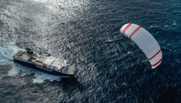 風力を利用して貨物船を曳行する技術「シーウィング」の試験運転が実施されている/Maxime Horlaville/polaRYSE/Airseas