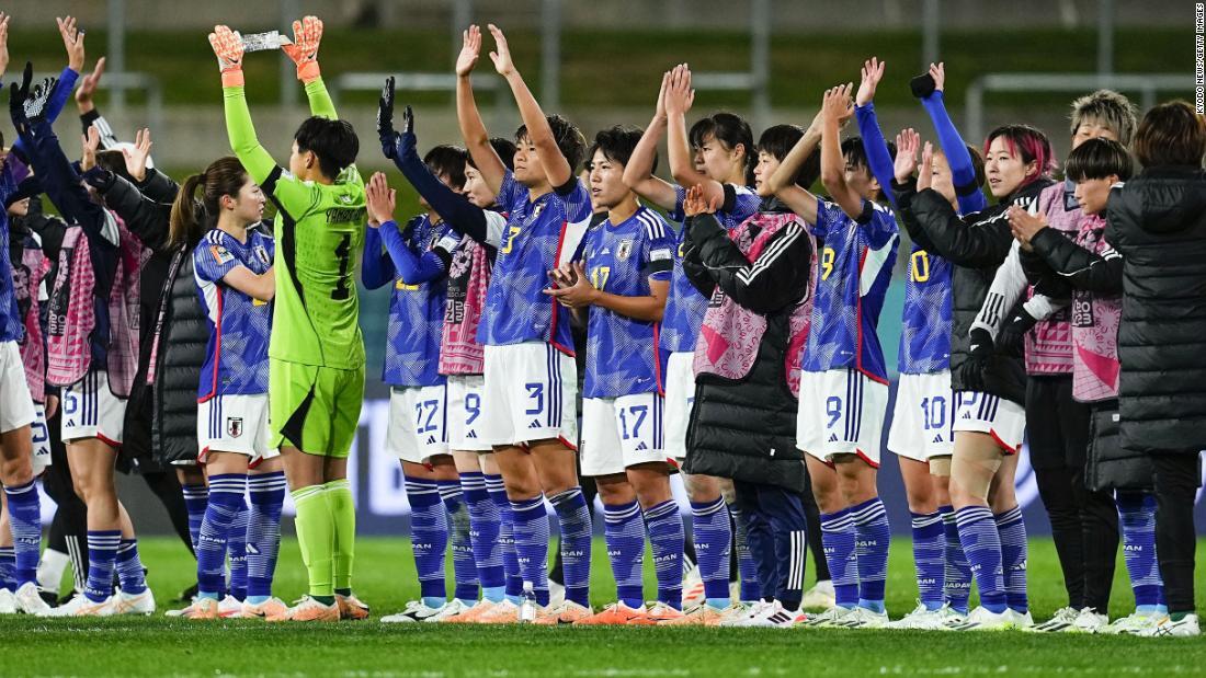 試合後、整列して勝利を喜ぶなでしこジャパン/Kyodo News/Getty Images