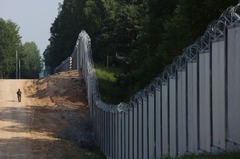 ベラルーシ軍ヘリ、ポーランド領空を侵犯か　国境警備を強化へ