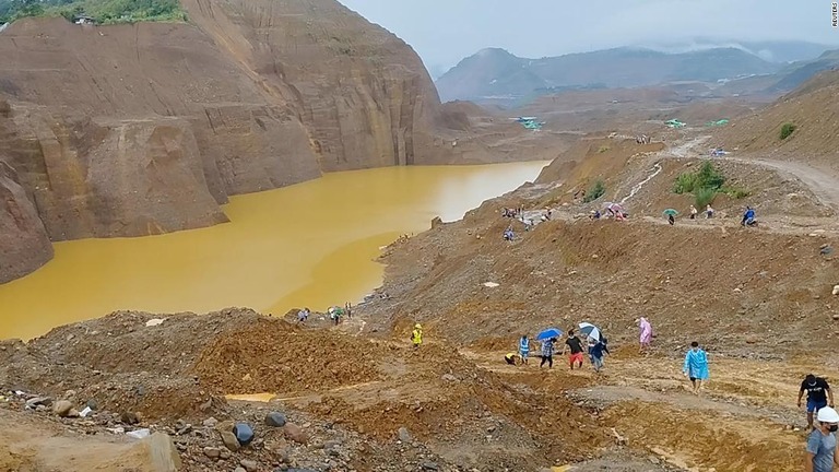 土砂崩れ後のヒスイ鉱山で活動する救助隊員/Reuters