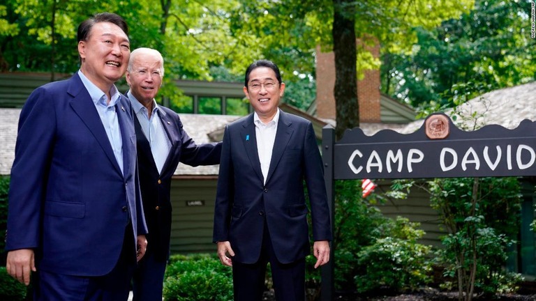 米国、日本、韓国の首脳がキャンプデービッドで会談を行った/Andrew Harnik/AP