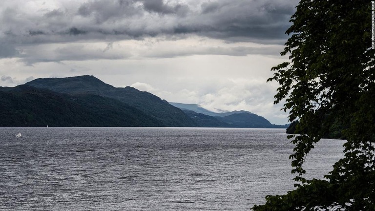 ネッシー伝説が息づくスコットランドのネス湖で、５０年ぶりの大捜索が展開される/Andy Buchanana/AFP/Getty Images