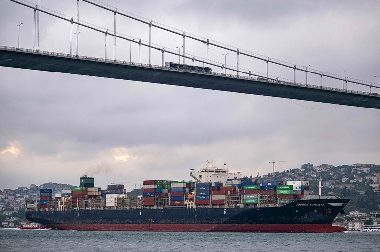 ボスポラス海峡を通過する香港船籍のコンテナ船/Yasin Akgul/AFP/Getty Images