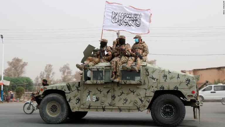 カブール市内をパトロールするタリバンの戦闘員/Abdul Khaliq/AP
