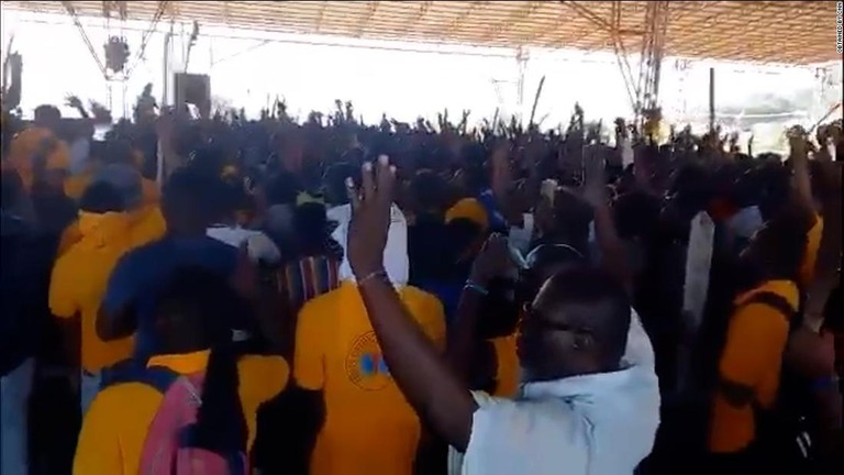 ＳＮＳに投稿されたデモの映像には、そろいの黄色いシャツを着た参加者らの行進が映っている＝ハイチ首都ポルトープランス近郊/Obtained by CNN