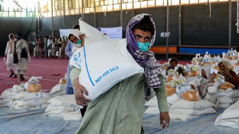国連世界食糧計画（ＷＦＰ）の施設で受け取った穀物の袋を運ぶアフガニスタンの男性＝４月２１日、アフガニスタン南部カンダハル/Javed Tanveer/AFP/Getty Images/FILE