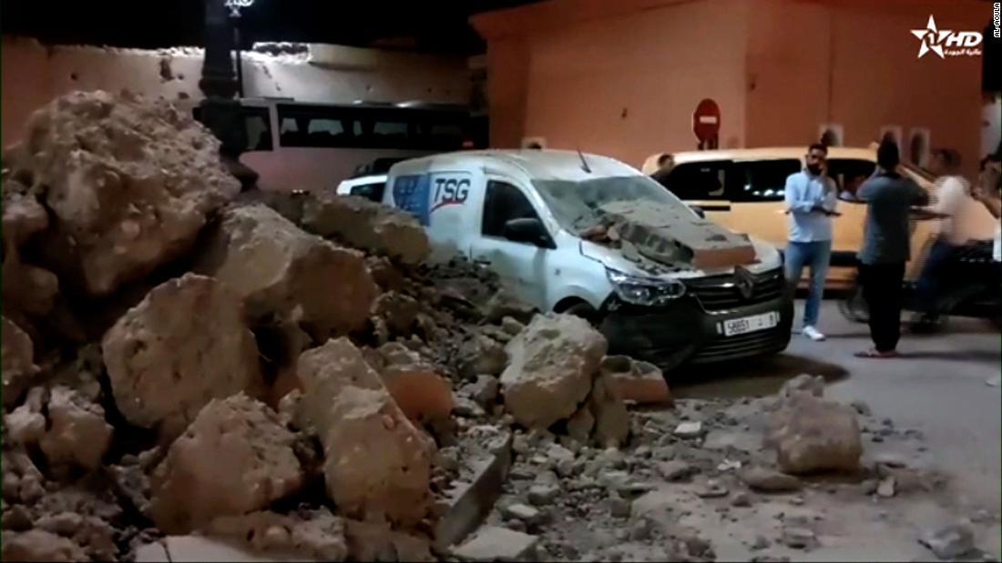 国営テレビの映像には、震源付近で崩壊した建物が映っている/Al-Aoula