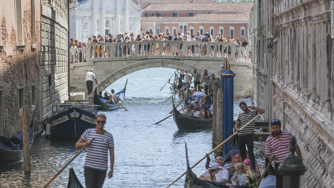 ベネチアは観光客の急増に苦慮している/Stefano Mazzola/Getty Images