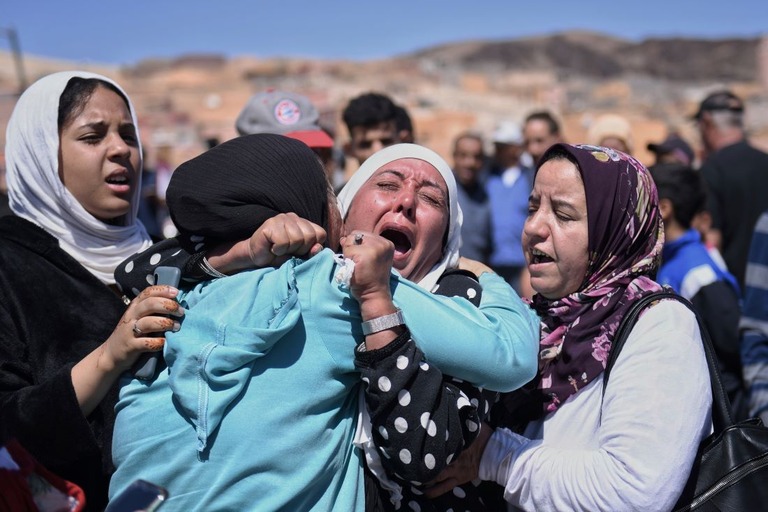 モロッコを襲った地震で亡くなった人たちを悼む女性たち/Fernando Sánchez/Europa Press/AP