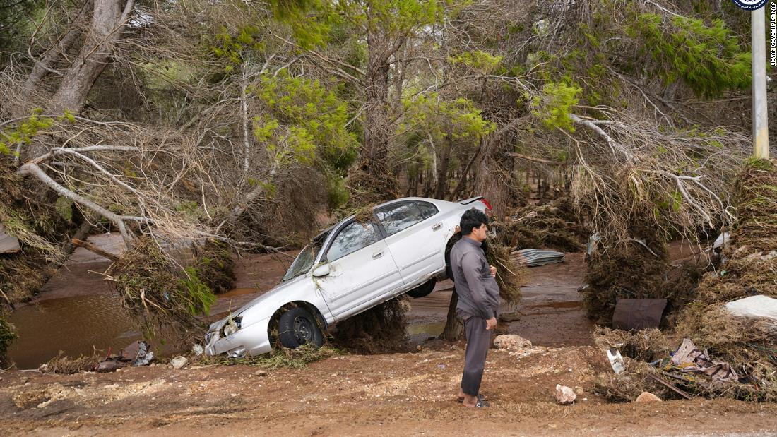 洪水で押し流された車が一部木に引っかかっている＝１１日、デルナ/Libyan government/AP