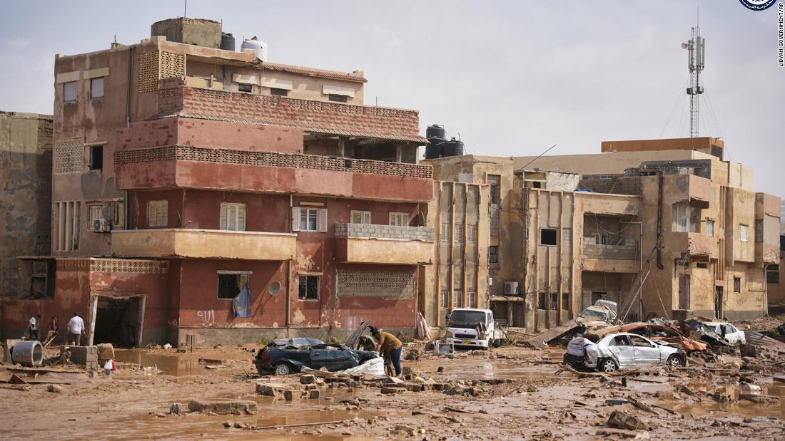 豪雨による洪水が襲ったデルナ市内。被害を受けた建物や車、がれきが見える＝１１日/Libyan government/AP