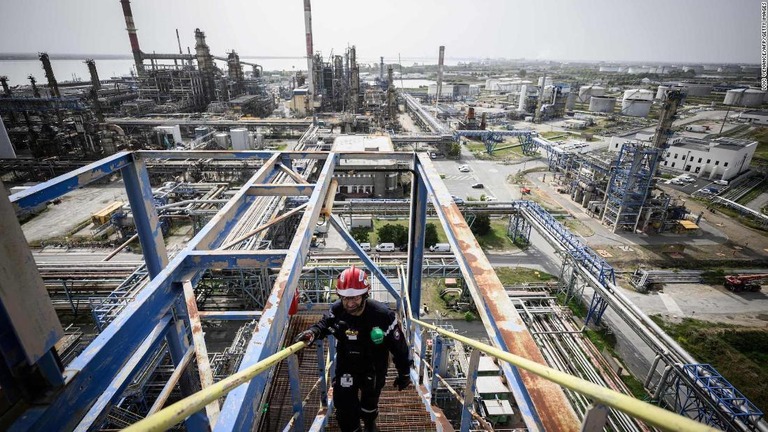 製油所で作業を行う従業員＝８日、フランス西部ドンジュ/Loic Venance/AFP/Getty Images