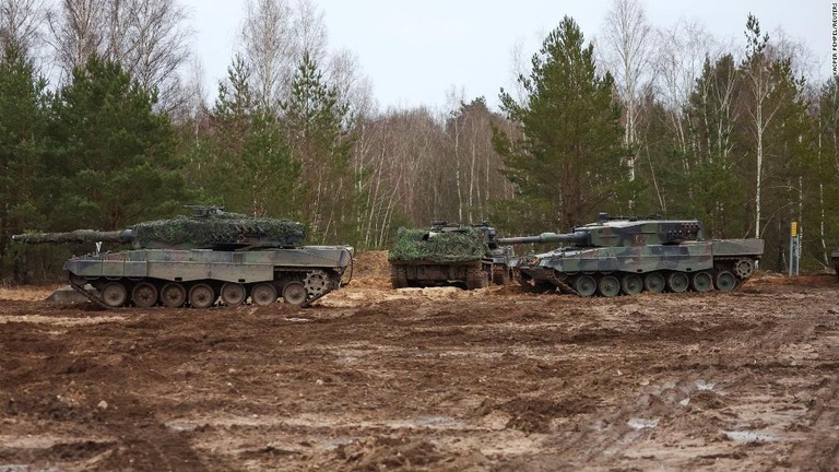 ウクライナ軍の兵士に戦車「レオパルト２」の訓練を行っているポーランド軍の部隊＝２月、ポーランド・シフィエントシュフ/Kacper Pempel/Reuters