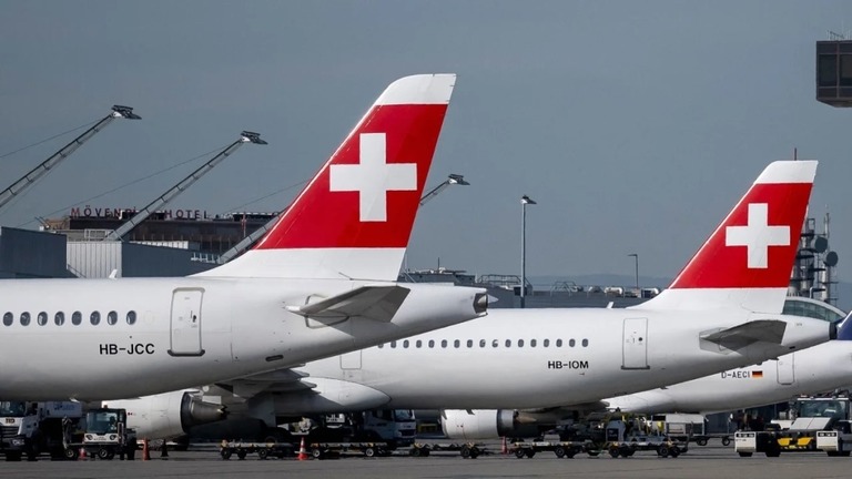 スイスインターナショナルエアラインズ（ＳＷＩＳＳ）の便で、搭乗した乗客が預けた荷物を１個も積まずに離陸する出来事があった/Fabrice Coffrini/AFP/Getty Images/File