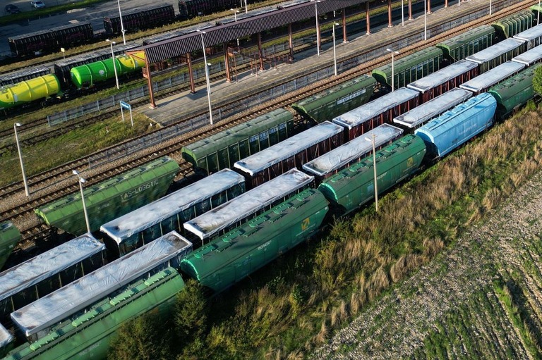 ウクライナ産の穀物を積んだ列車/Damien Simonart/AFP/Getty Images