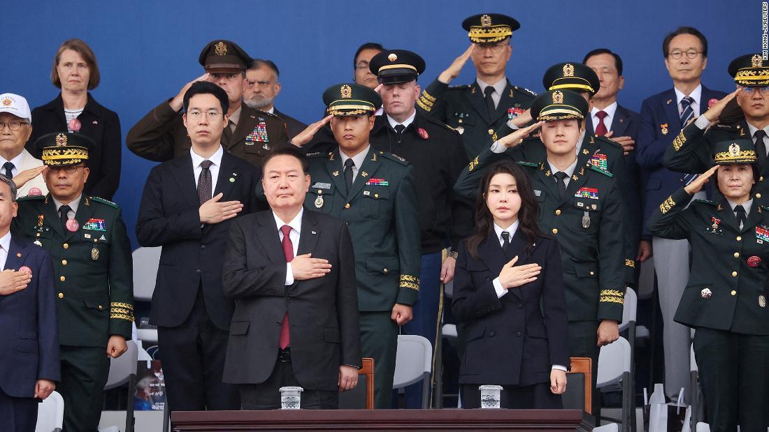 軍事パレードで国旗に敬礼する尹錫悦（ユンソンニョル）大統領夫妻/Kim Hong-Ji/Reuters