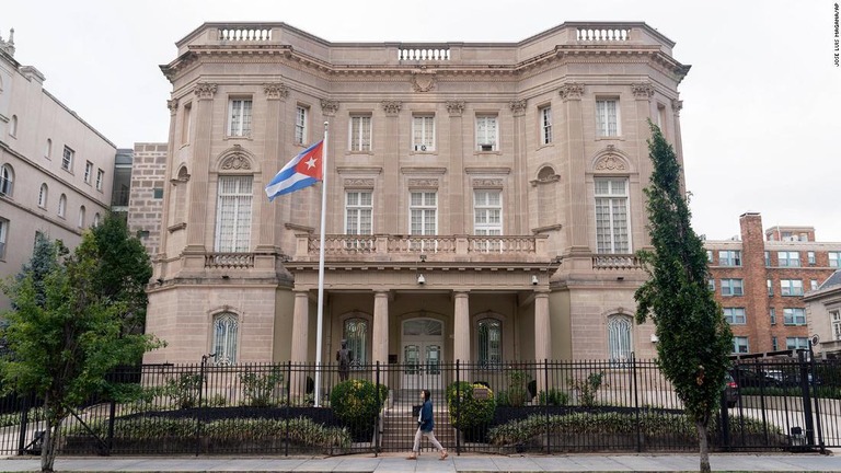 米ワシントンのキューバ大使館に火炎瓶が投げつけられ、当局が捜査に乗り出している/Jose Luis Magana/AP
