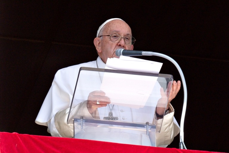 お告げの祈りを唱えるフランシスコ教皇＝２４日、バチカン/Vatican Media/Getty Images