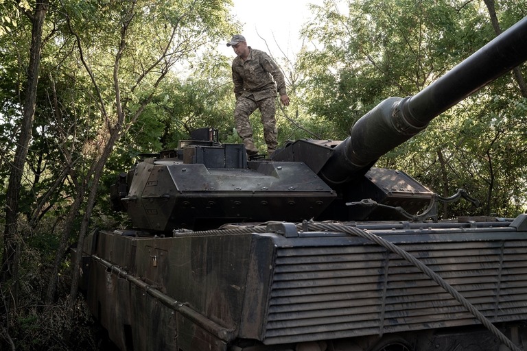 レオパルト戦車の上に立つウクライナ軍兵士＝９月、ウクライナ・ザポリージャ州/Vincenzo Circosta/Anadolu Agency/Getty Images