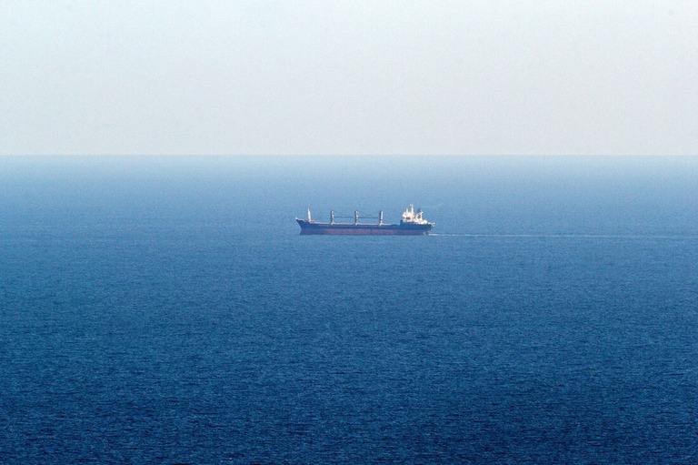 ばら積み貨物船が臨時回廊を通って黒海のチョルノモルスク港に向かう様子/AFP/Getty Images
