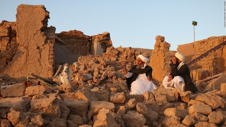 アフガニスタン西部で、強い地震が複数回起き、死傷者が出た/Mohsen Karimi/AFP/Getty Images