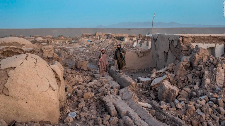 ８日、地震が発生したアフガニスタン西部ヘラート州で警備に当たるタリバン戦闘員ら/Ebrahim Noroozi/AP