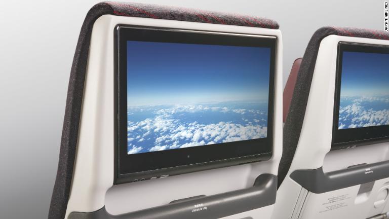 機内エンターテイメントサービスでは１３インチの４Ｋモニターを採用したほか、ブルートゥース機能により乗客は自身のイヤホンを利用することができる/Japan Airlines