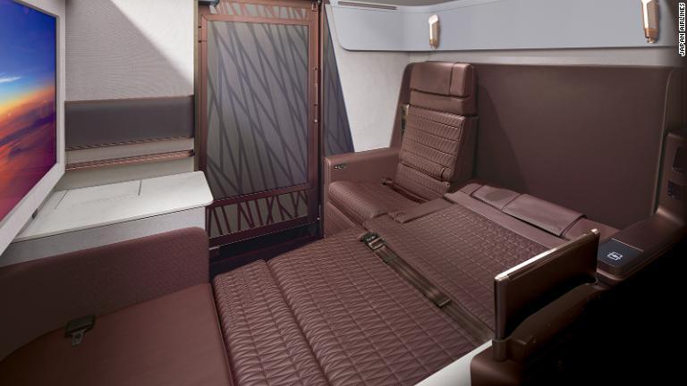 ファーストクラス（６席）は、ソファ、シートとシングルベッド、ダブルベッドダブルベッドの３種類から選択が可能/Japan Airlines
