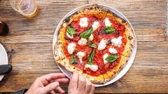 トマトとモッツァレラ、バジルの葉だけを載せたシンプルなナポリタン・ピザ