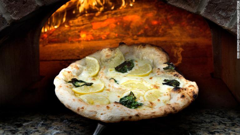 薪焼きピザはピザの１つのスタイルというより、窯で焼くのに薪を利用するその手法に由来する分類だ/Nikki Kahn/The Washington Post/Getty Images